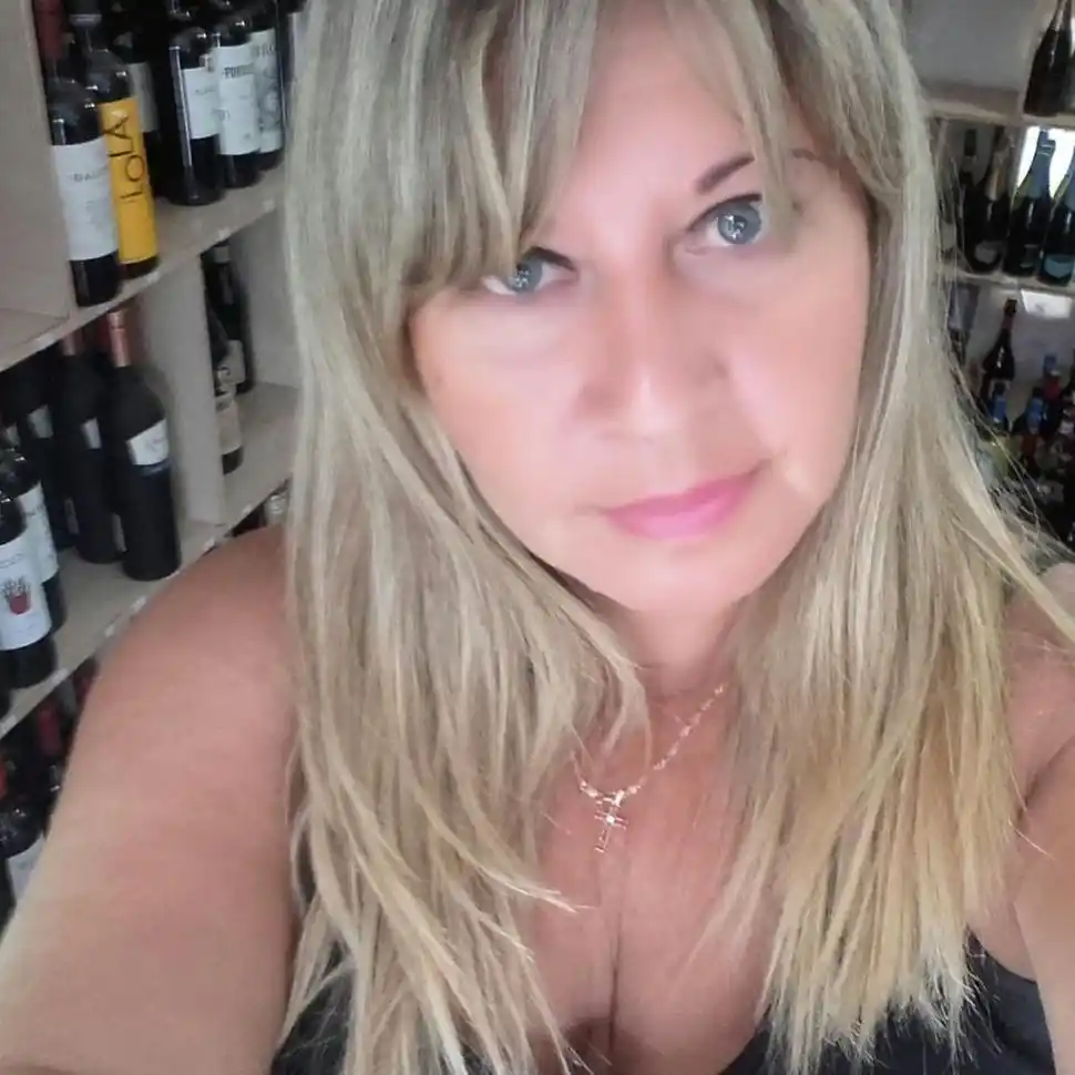 INSEGURIDAD. Ana Dominé y su hijo fueron asaltados cuando pararon en avenida Alem y Crisóstomo Álvarez; la mujer recibió un disparo en la cabeza. la gaceta / foto de franco vera