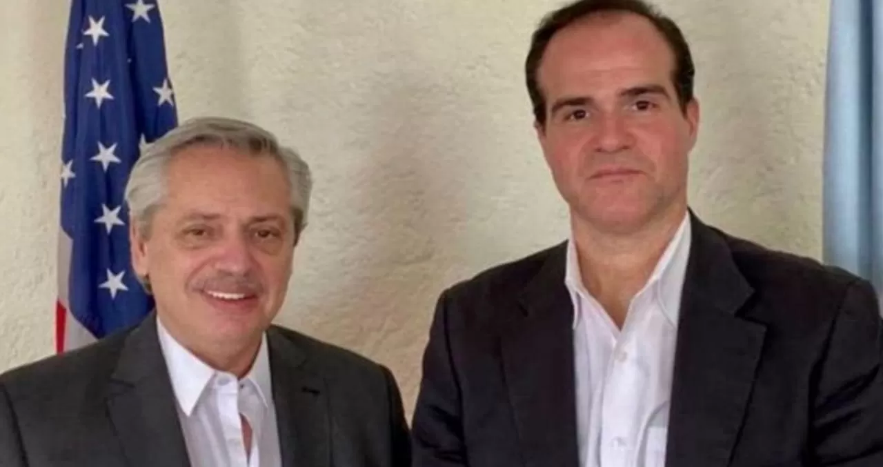 Alberto Fernández junto a Mauricio Clave-Carone, titular del BID.