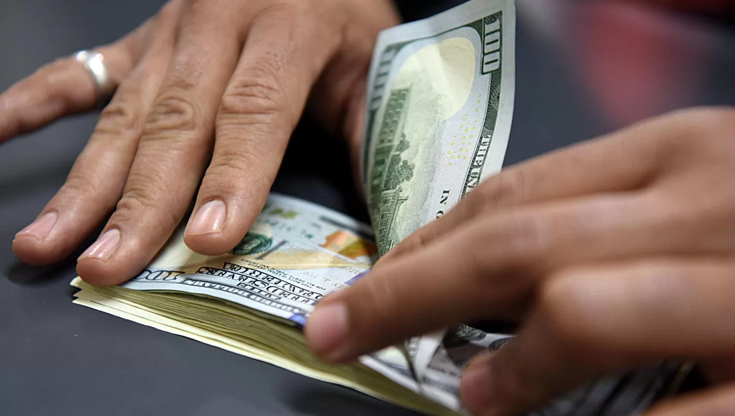 El dólar blue sube a $ 145 y alcanza un récord en el inicio de las restricciones