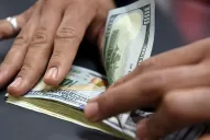El dólar blue sube a $ 145 y alcanza un récord en el inicio de las restricciones