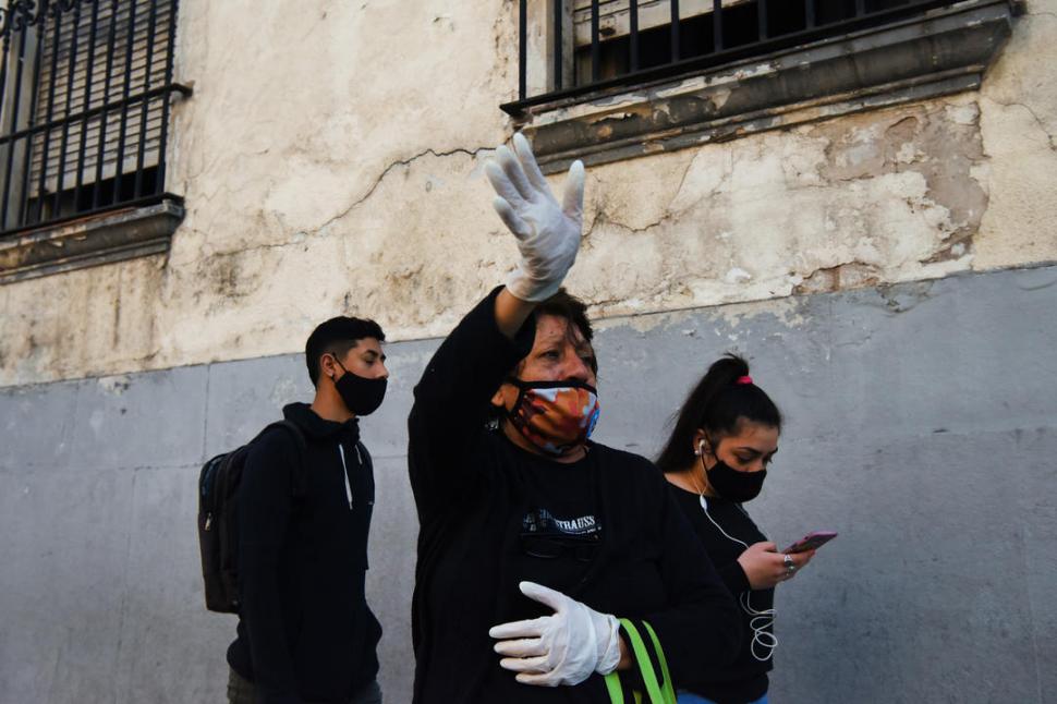 SALUDO. Por calle 24 de Septiembre, la imagen es saludada por una mujer con guantes y barbijo.