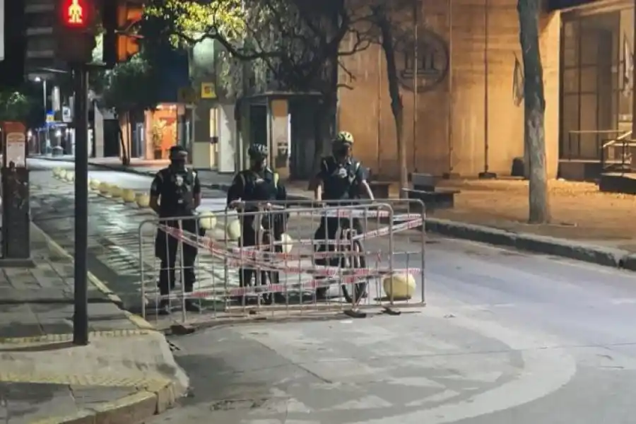LA CITY DUERME. Tres policías apostados en la zona de los bancos.  