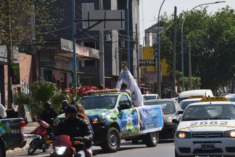 PARROQUIA LA RESURRECCIÓN DEL SEÑOR. La imagen de la Virgen avanza por la calle.