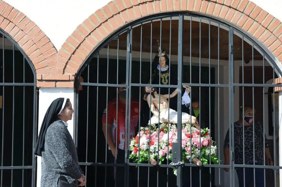 CAPILLA NUESTRA SEÑORA DE LOS DOLORES. Otra etapa del recorrido de la Virgen.