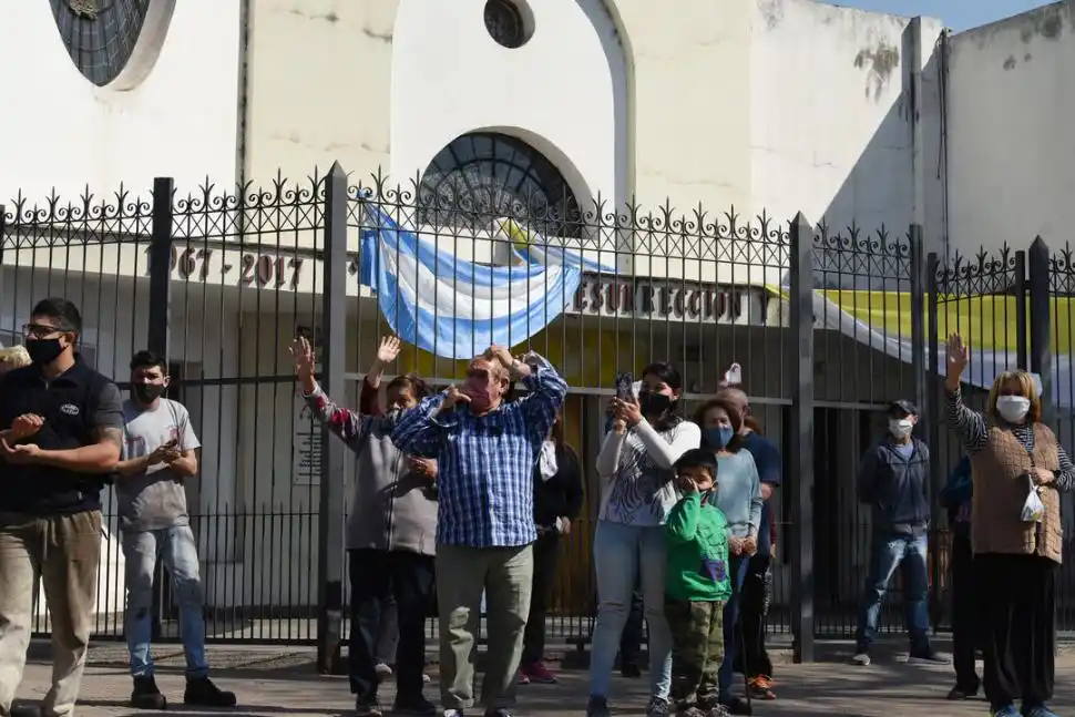 EL SALUDO DE LOS FIELES. La imagen es despedida desde el frente de la basílica.