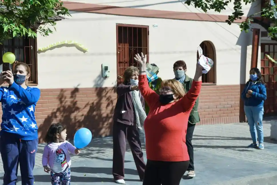 ALEGRE RECEPCIÓN. La Virgen era recibida, a su paso, con banderas argentinas y con alegría.