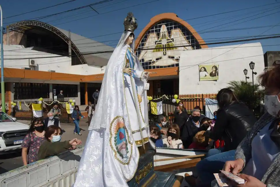 PARROQUIA NUESTRA SEÑORA DE FÁTIMA. La Virgen fue recibida con expresiones de fe.