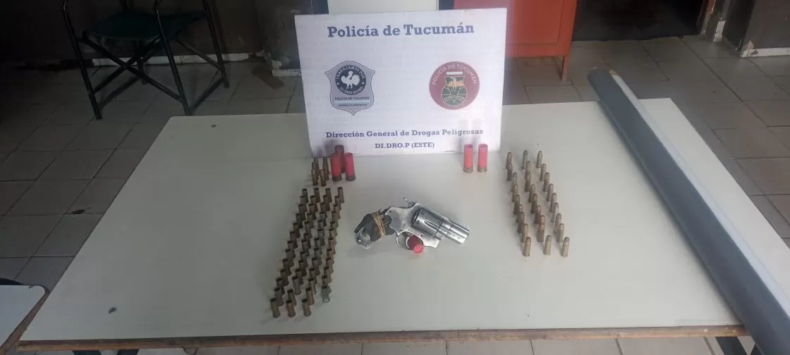EL SECUESTRO. El revólver y las municiones incautadas por los policías. Foto: ministerio de Seguridad