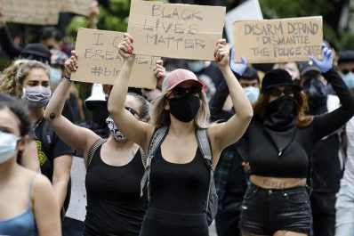 Detrás de incidentes de tintes racistas en EEUU están los supremacistas blancos, según el FBI