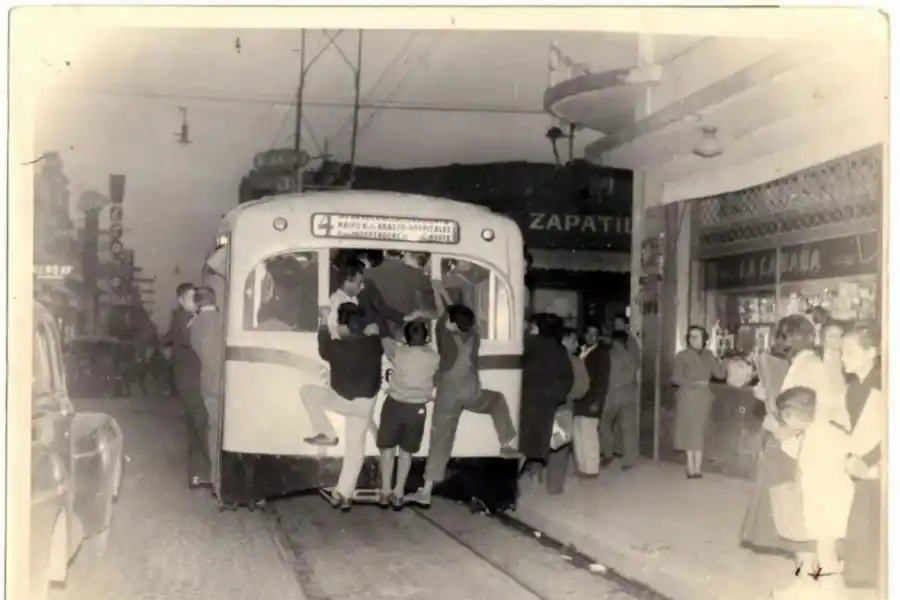 Un tranvía circulando por el radio céntrico.