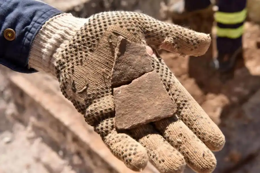 Los rieles del antiguo tranvía merecen quedar a la vista frente a la Catedral
