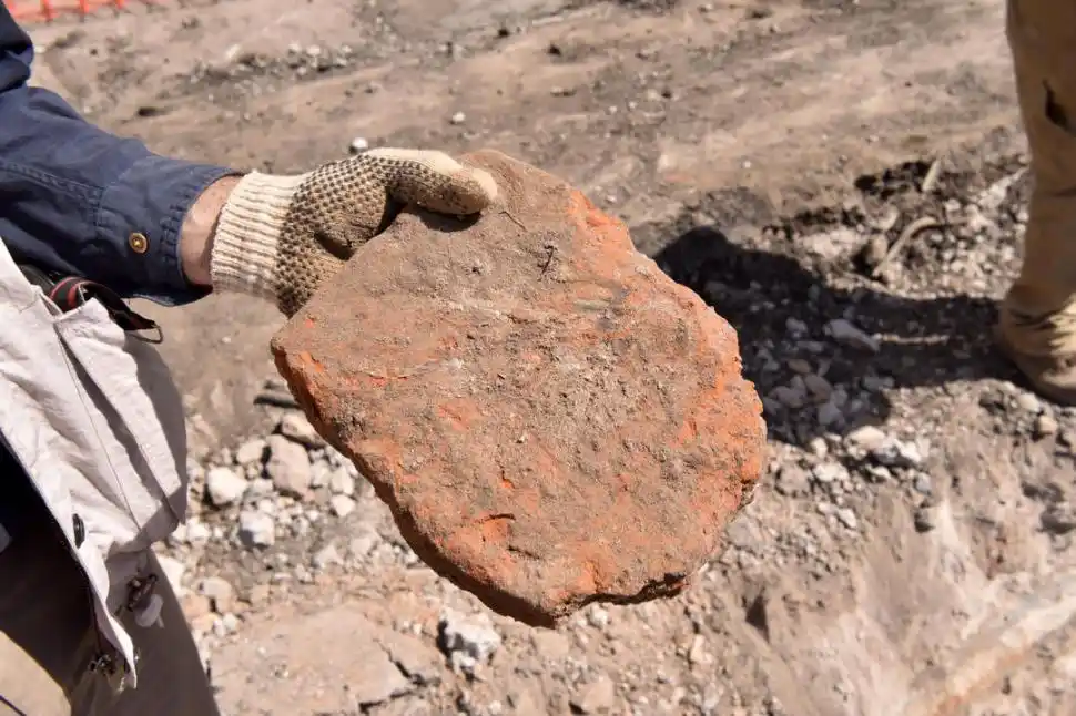 Los rieles del antiguo tranvía merecen quedar a la vista frente a la Catedral
