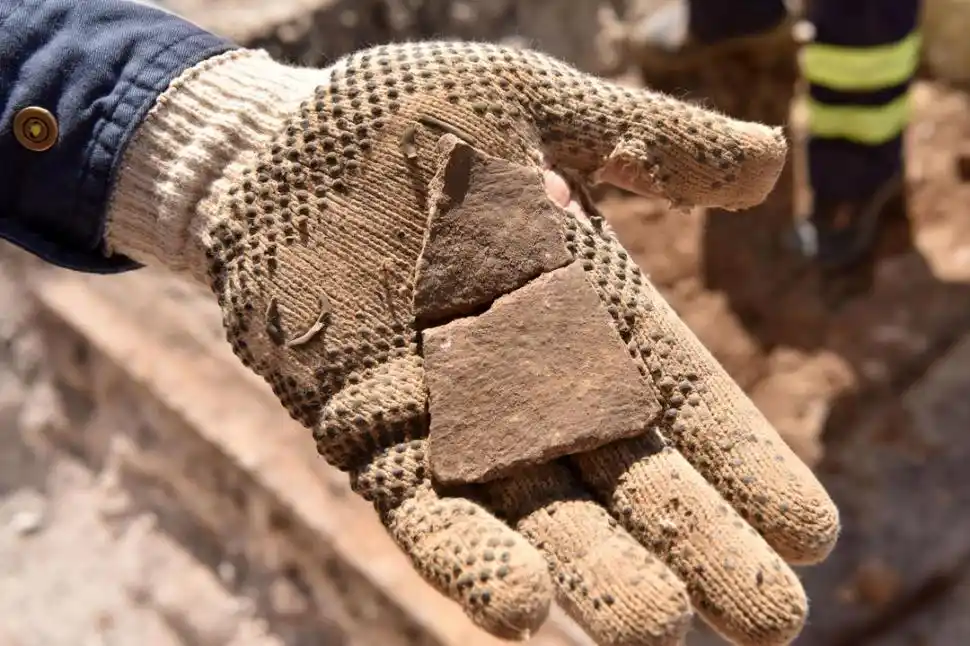 Los rieles del antiguo tranvía merecen quedar a la vista frente a la Catedral