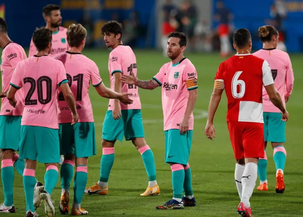 BIEN HECHO. Lionel Messi saluda a sus compañeros al final del partido. Jugó 62 minutos. 