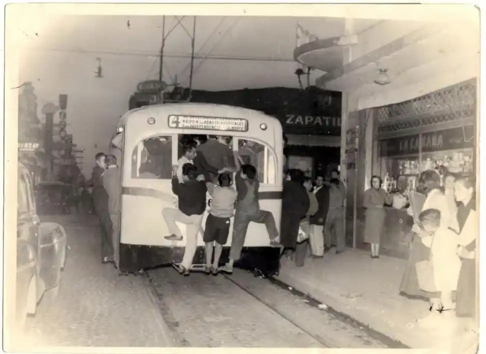 Un tranvía circulando por el radio céntrico.