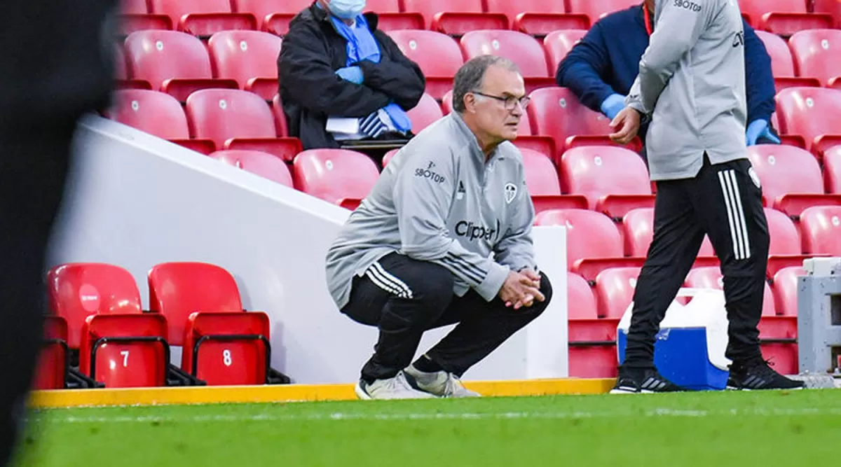 POR LA PRIMERA. Leeds, el equipo del Loco Bielsa, debutó en la Premier con una derrota ante Liverpool y hoy buscará sus primeros puntos, ante Fulham. 