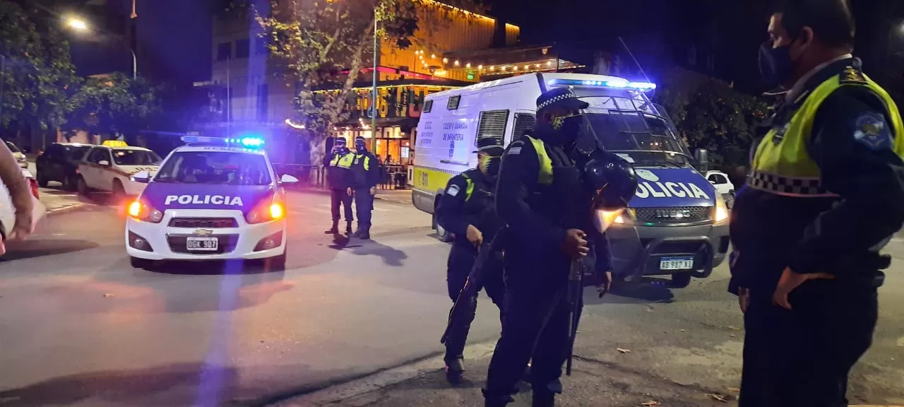 CONTROLES NOCTURNOS. La Policía recorre bares y restaurantes ante las restricciones por la pandemia. Foto: Ministerio de Seguridad