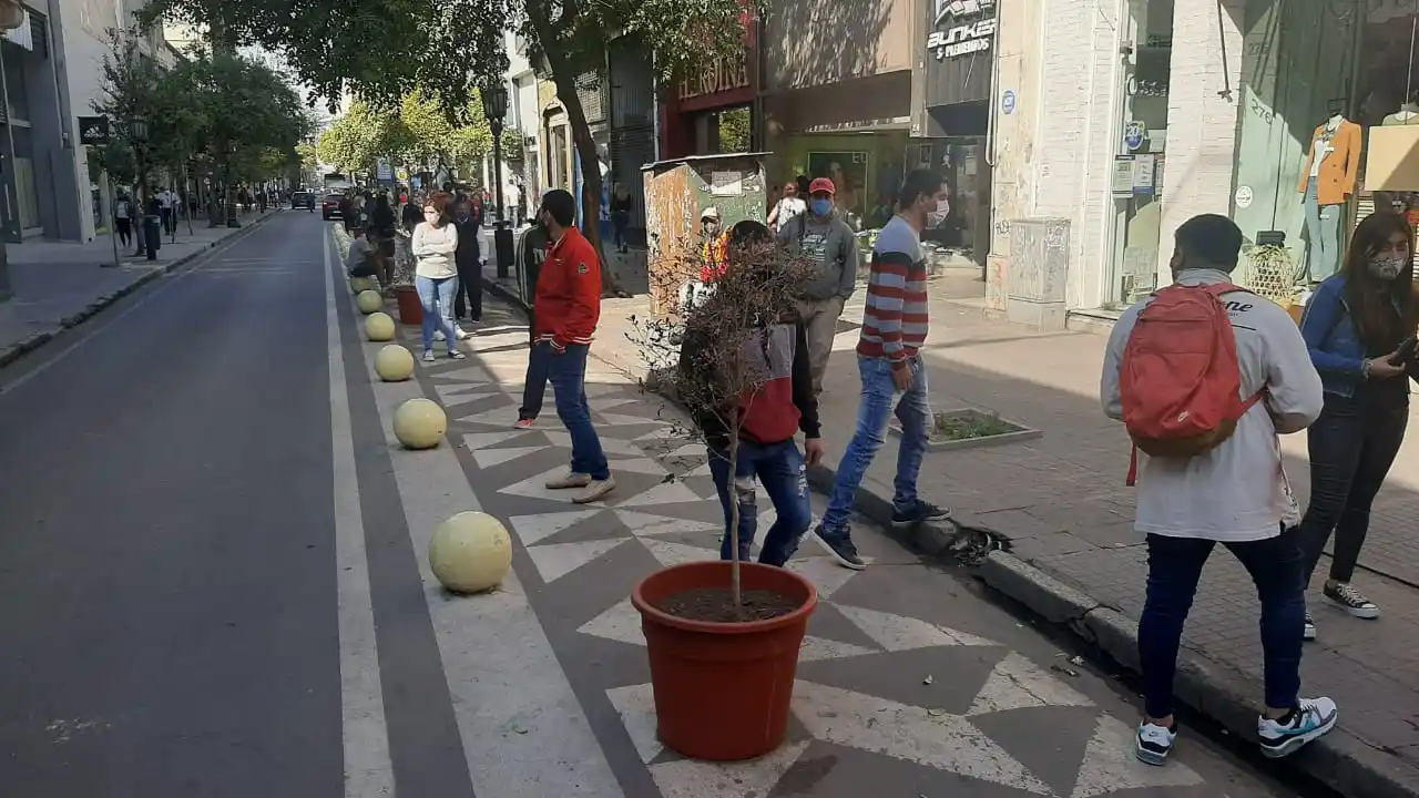 A LA ESPERA. Decenas de personas aguardan a las afueras del Correo Argentino en la jornada de pago del IFE 3. Foto LA GACETA / Analía Jaramillo