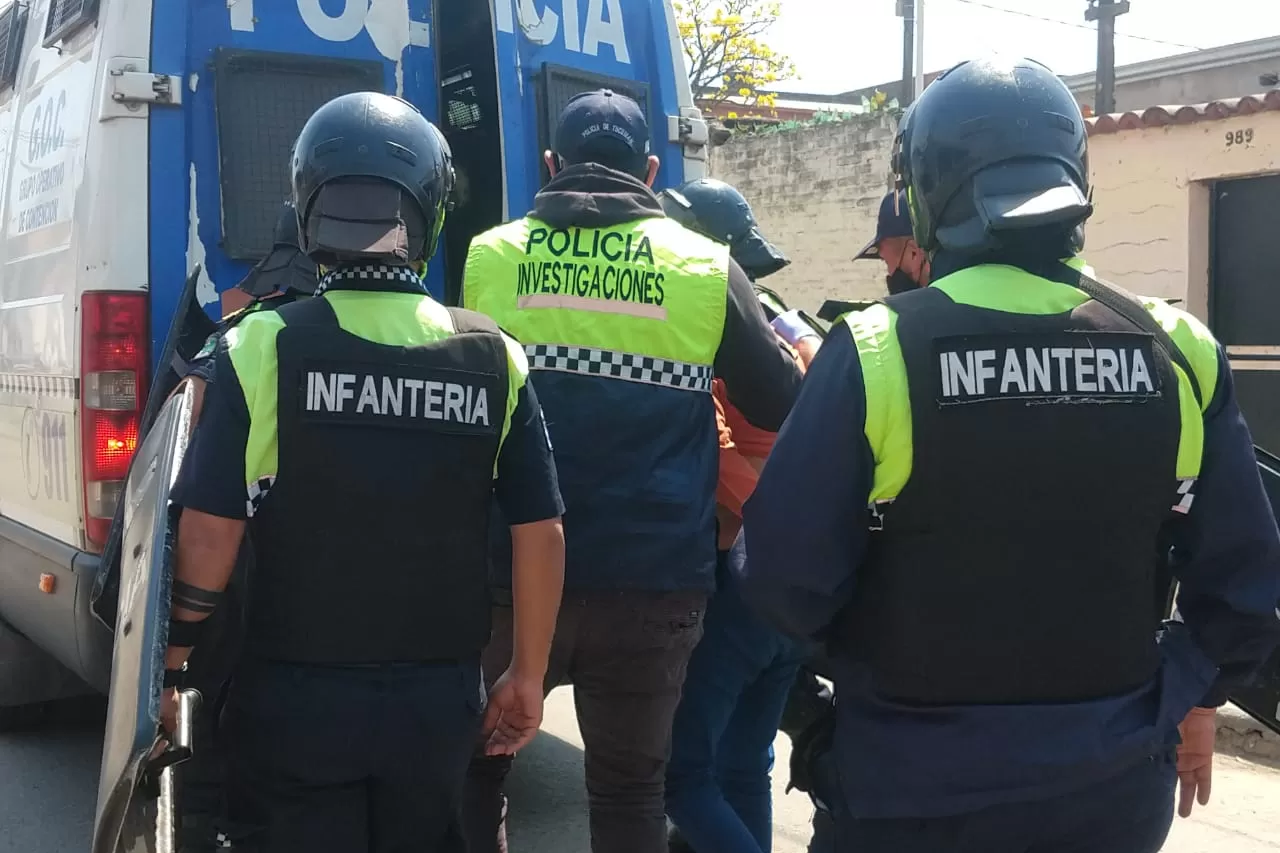 OPERATIVO. La Policía arresta a uno de los presuntos involucrados en el crimen de Dominé. Foto Prensa Ministerio de Seguridad