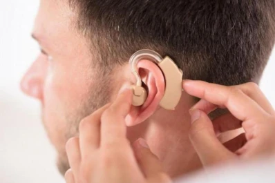 Adultos mayores: claves para elegir un buen audífono