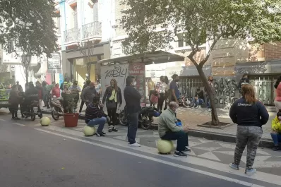 Dos cuadras de cola fuera del Correo para cobrar el IFE