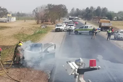 Un auto se incendió por completo en Alderetes
