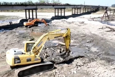 Extraen los restos del puente carretero de Río Seco