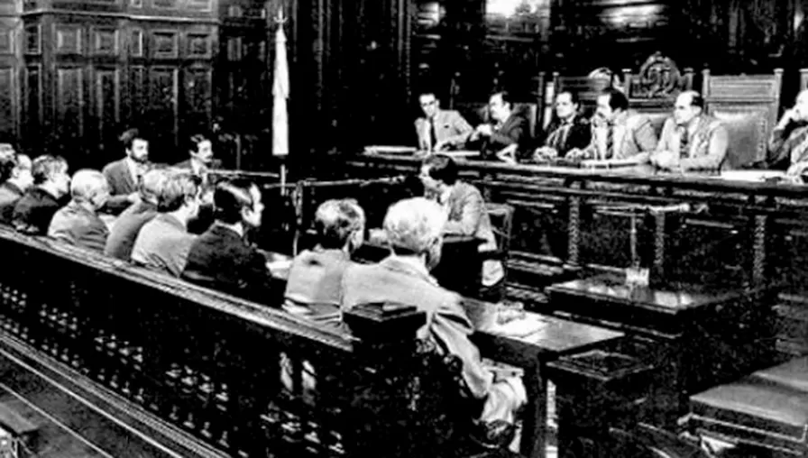 HISTÓRICO. El 22 de abril de 1985 se sentaban en el banquillo de los acusados los responsables de haber liderado la última dictadura en la Argentina. El fiscal Julio Strassera culminó su célebra alegato el 18 de setiembre de ese año, con la icónica frase: señores jueces, nunca más.