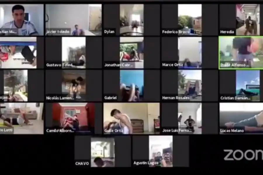 ASÍ FUE EN CUARENTENA. Los “profes” Cristian Mustafá y Alfonso Meoni, en un ensayo por Zoom con todo el plantel en abril. 