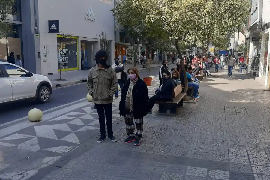 A LA ESPERA. Decenas de personas aguardan a las afueras del Correo Argentino en la jornada de pago del IFE 3. Foto LA GACETA / Analía Jaramillo