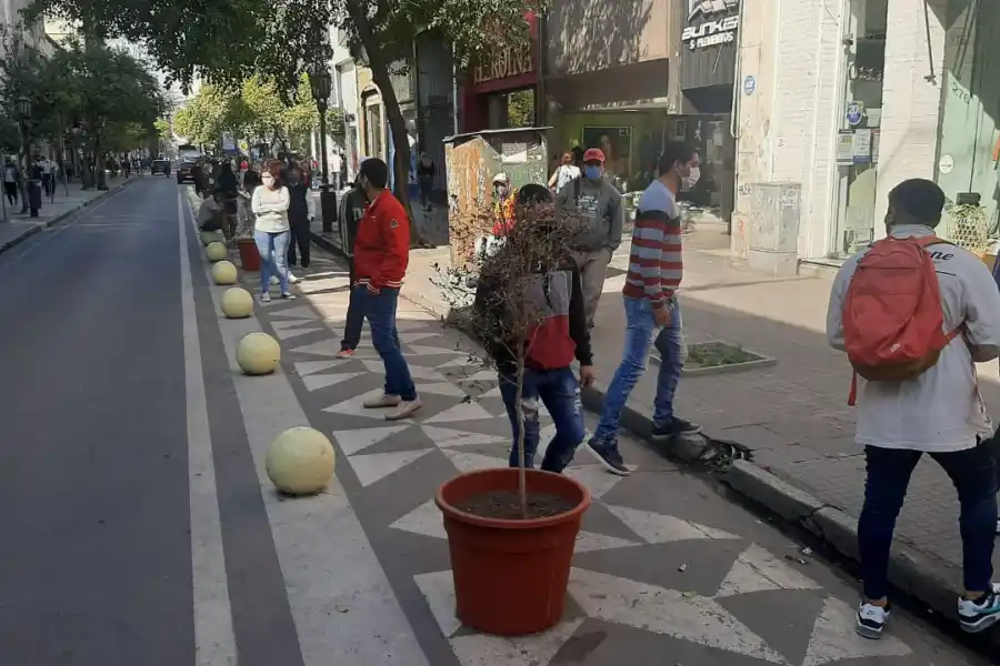 A LA ESPERA. Decenas de personas aguardan a las afueras del Correo Argentino en la jornada de pago del IFE 3. Foto LA GACETA / Analía Jaramillo