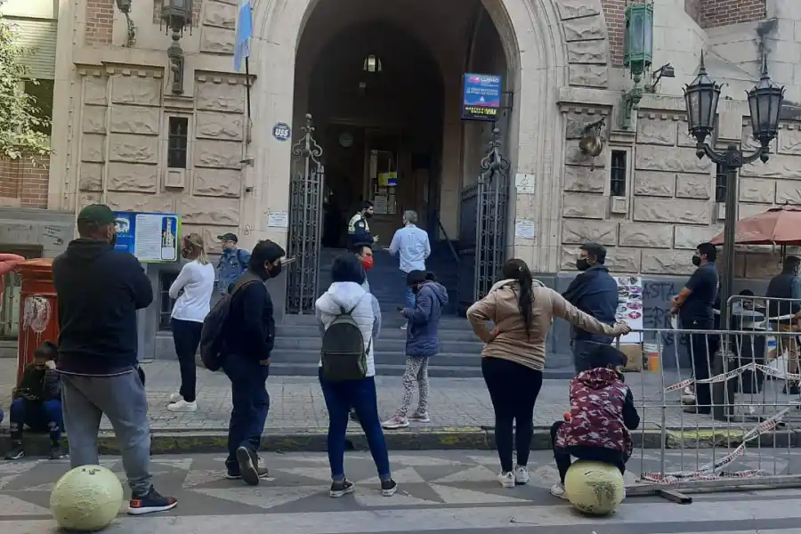 A LA ESPERA. Decenas de personas aguardan a las afueras del Correo Argentino en la jornada de pago del IFE 3. Foto LA GACETA / Analía Jaramillo