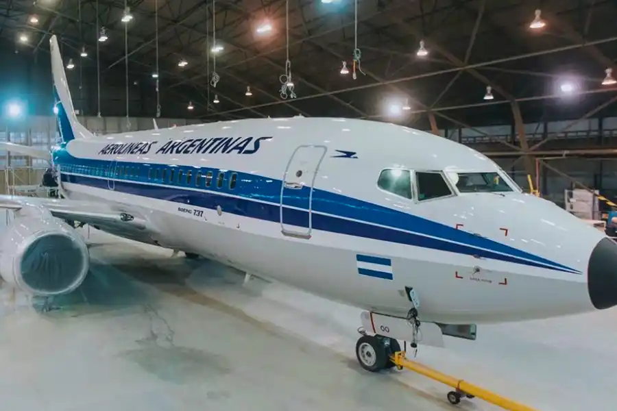 DISEÑO ORIGINAL. Aerolíneas Argentinas presentó un avión pintado con colores y estilo retro, para conmemorar los 70 años de la empresa: