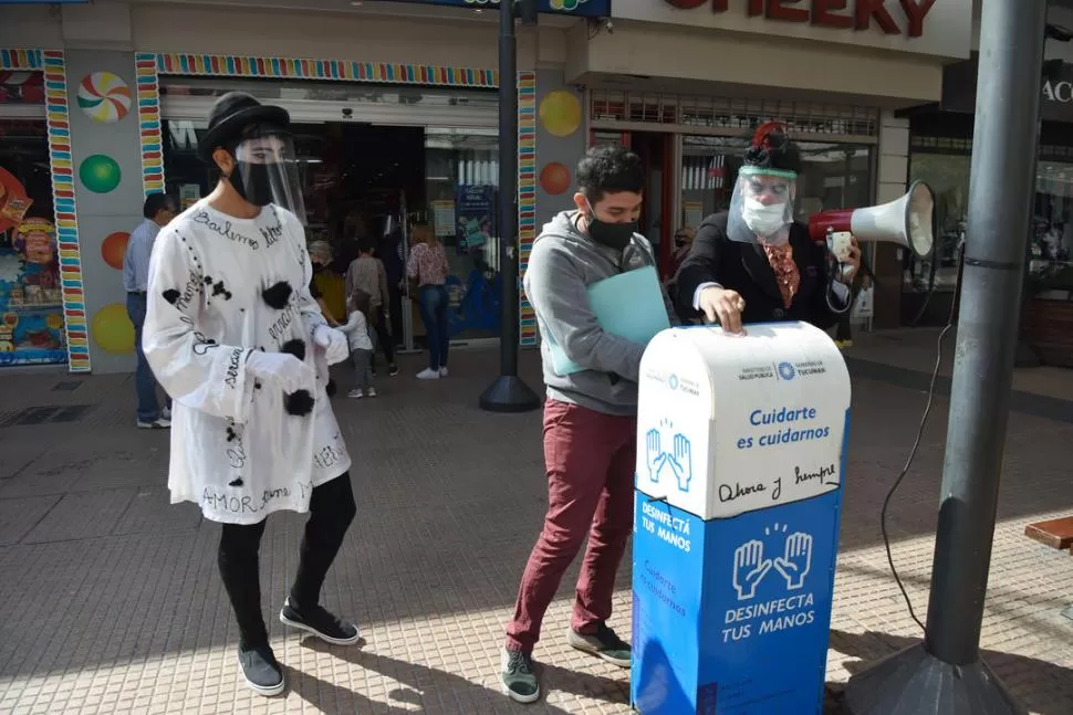 EN LA PEATONAL. Dos mimos explican a los ciudadanos cómo funciona el sanitizante instalado por la provincia para la higiene de manos. la gaceta / fotos de analia jaramillo - inés quinteros orio