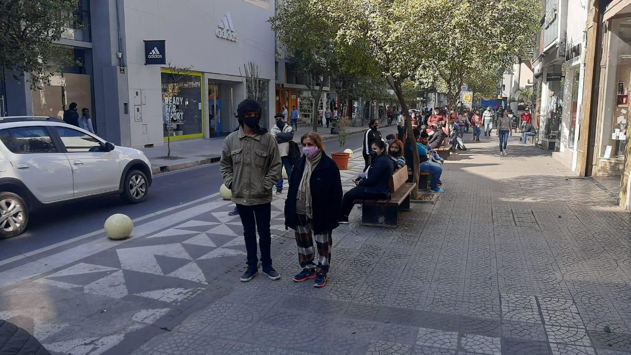 A LA ESPERA. Decenas de personas aguardan a las afueras del Correo Argentino en la jornada de pago del IFE 3. Foto LA GACETA / Analía Jaramillo