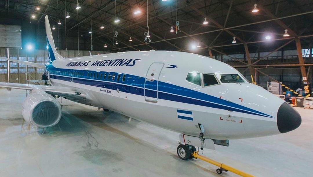 DISEÑO ORIGINAL. Aerolíneas Argentinas presentó un avión pintado con colores y estilo retro, para conmemorar los 70 años de la empresa: