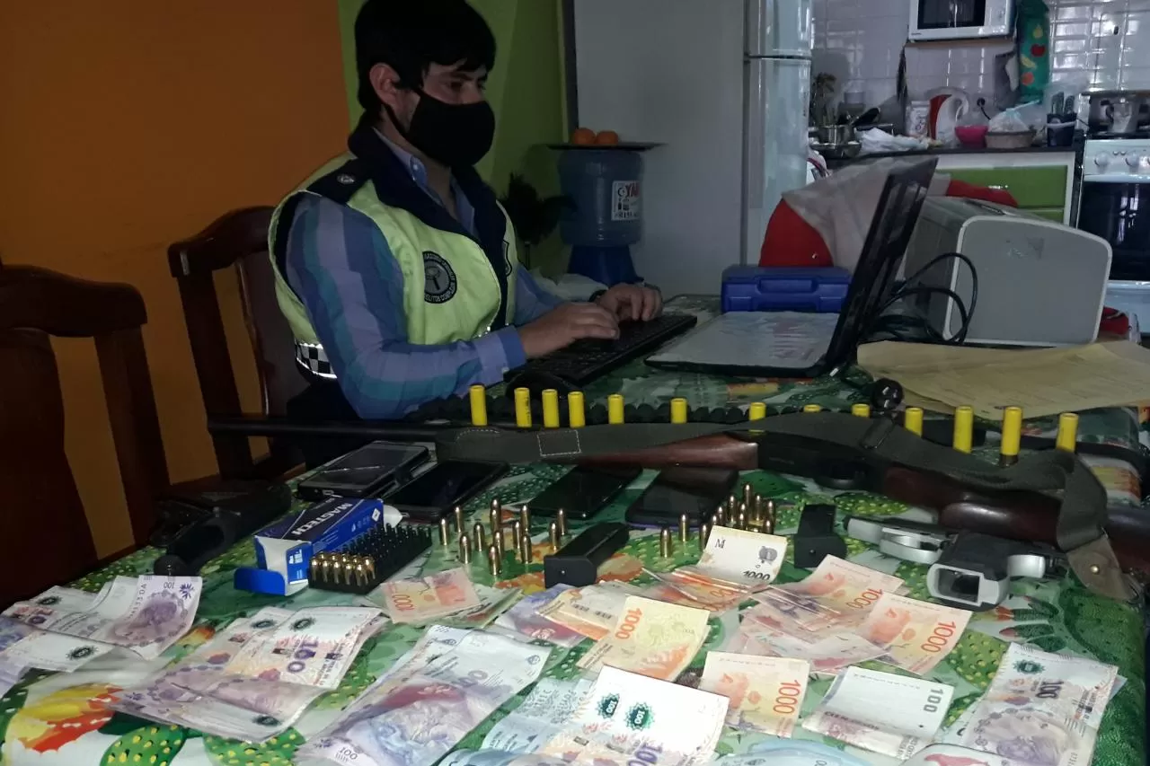 ACTA DEL PROCEDIMIENTO. Los uniformados secuestraron armas, dinero y celulares. Foto: Ministerio de Seguridad