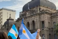 Protestan con un nuevo banderazo en la plaza Independencia