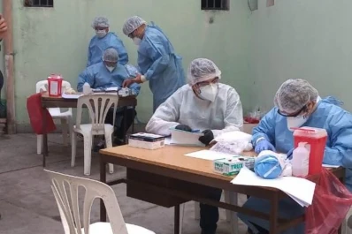 Tras los dos positivos, realizan hisopados en el Penal de Villa Urquiza