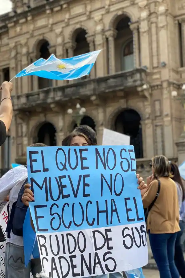 Protestan con un nuevo banderazo en la plaza Independencia