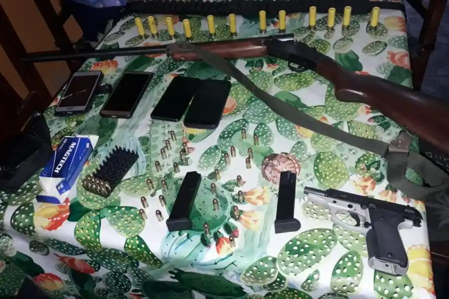 ARMAMENTO. Los agentes encontraron una pistola y una escopeta en el marco de la causa Dominé. Foto: Ministerio de Seguridad