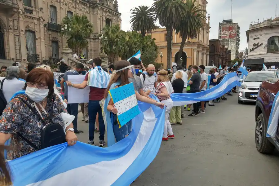 EXTENSA BANDERA. Protesta de tucumanos frente a la Casa de Gobierno. Foto: LAGACETA.com