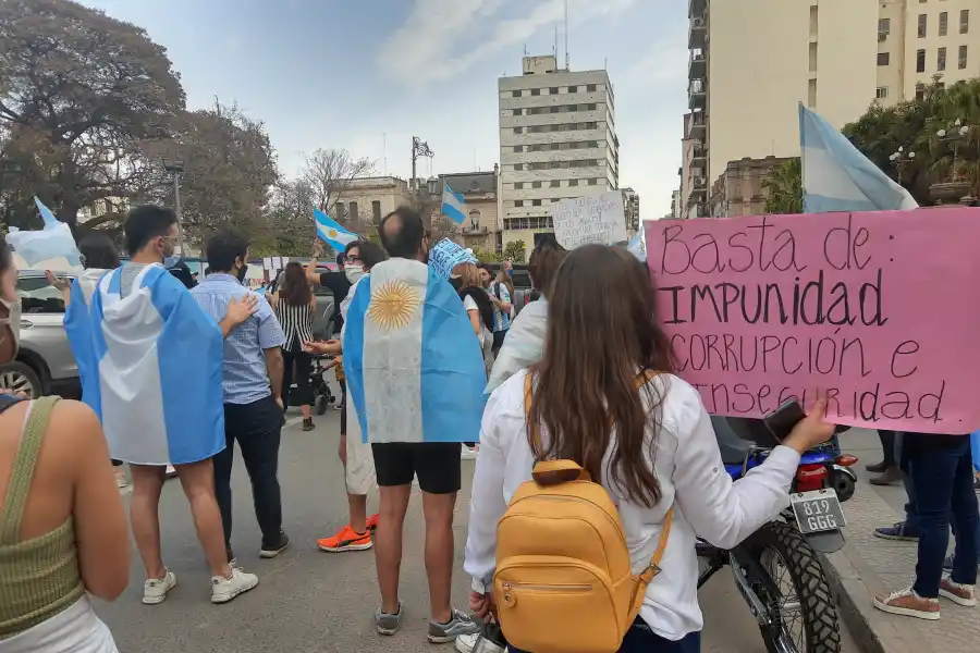 PANCARTA. Una tucumana protestó contra la 