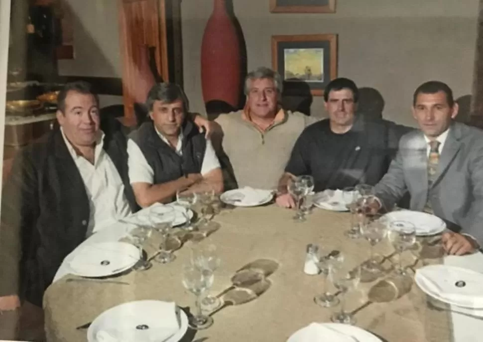 GRATOS RECUERDOS. Abbondándolo, Soma, Rivoira, Ramos y Leito compartiendo una comida hace algunos años. “Coco” será coordinador de Inferiores en Atlético. 