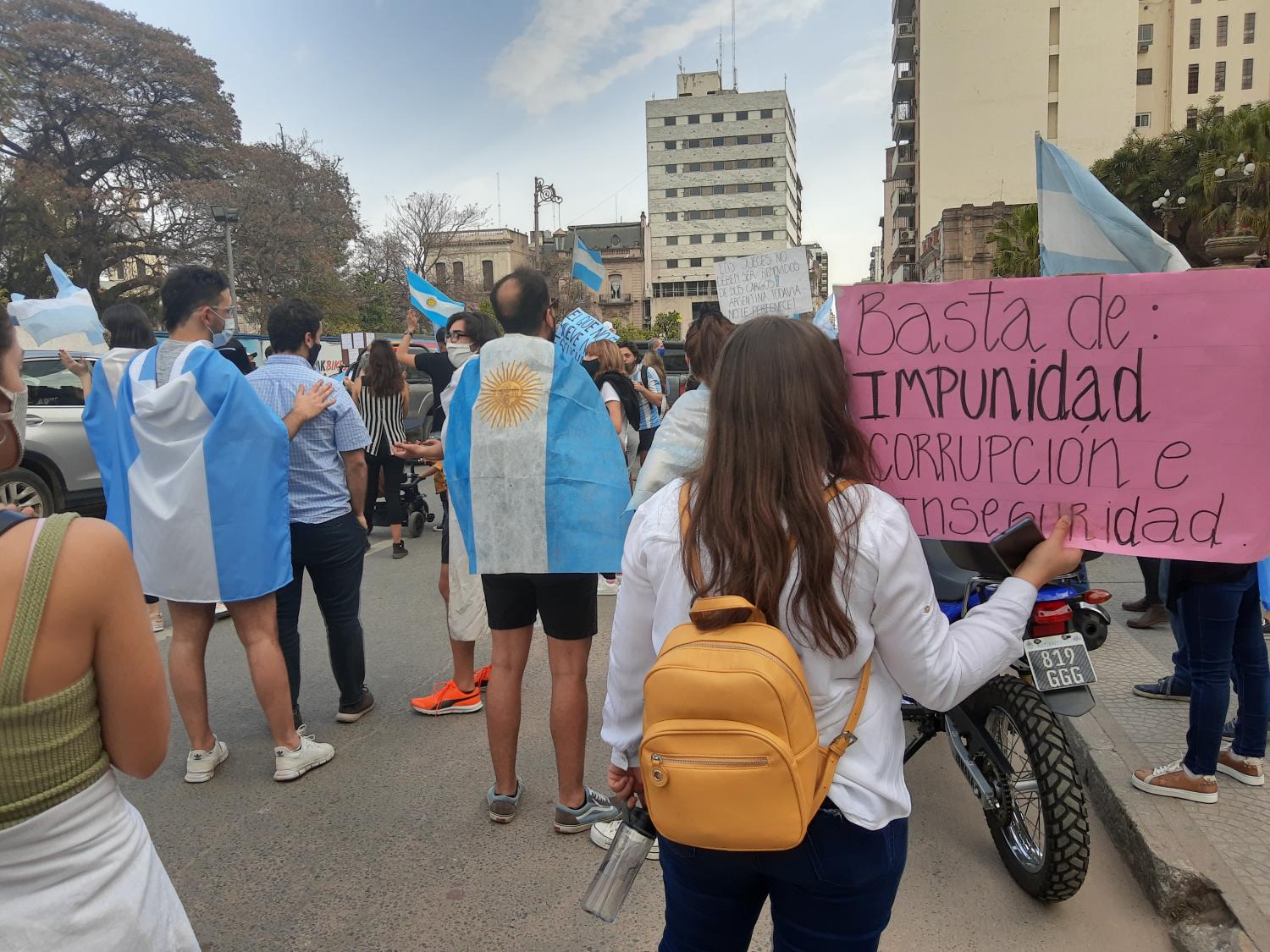 PANCARTA. Una tucumana protestó contra la 