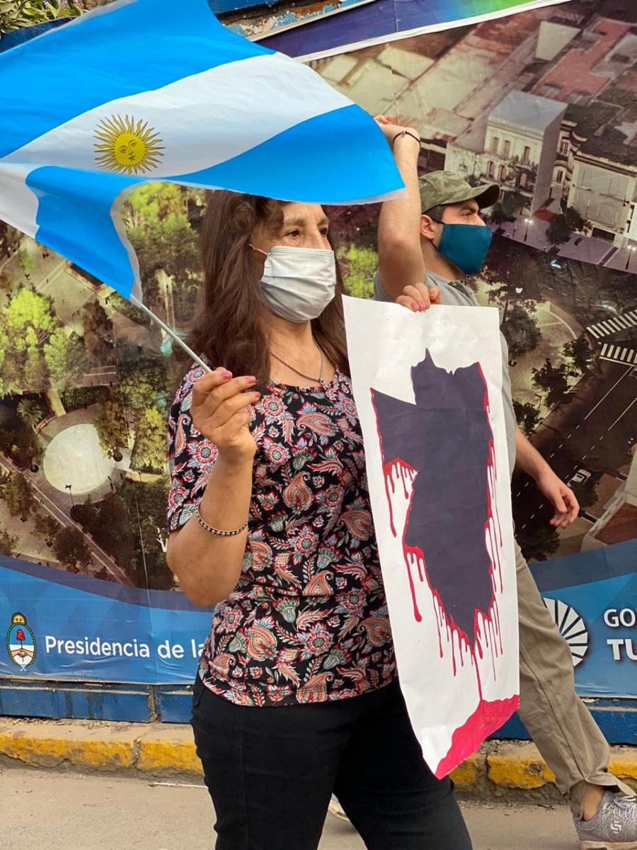 Protestan con un nuevo banderazo en la plaza Independencia