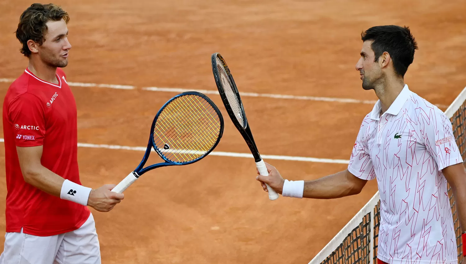 PROTOCOLO. Djokovic y Ruud se saludaron con un choque de raquetas tras el partido.