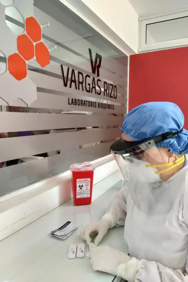 A partir de una muestra de sangre puede detectarse la presencia de anticuerpos contra el virus. 