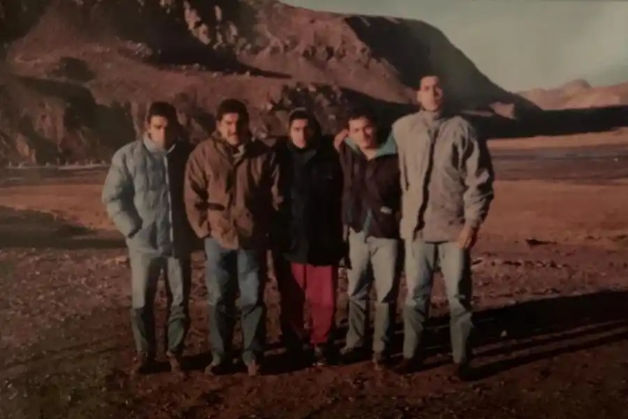 UNA PESADILLA. Los jugadores tratando de mover el colectivo de Turislandia.   