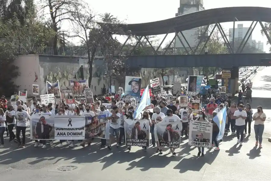 MOVILIZACIÓN. En vehículos y caminando, familiares y allegados circulan por calle 24 de Septiembre.